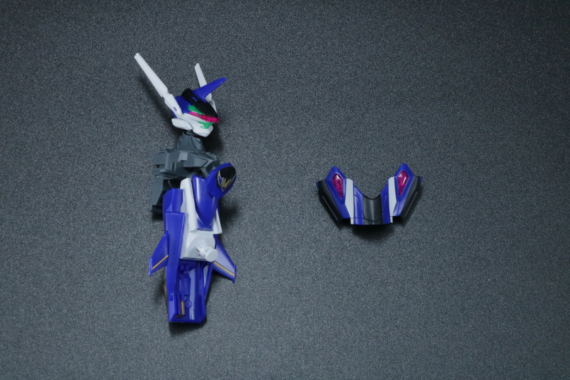 バトロイド形態を一度分解。胸部は上部カバーを取り外す