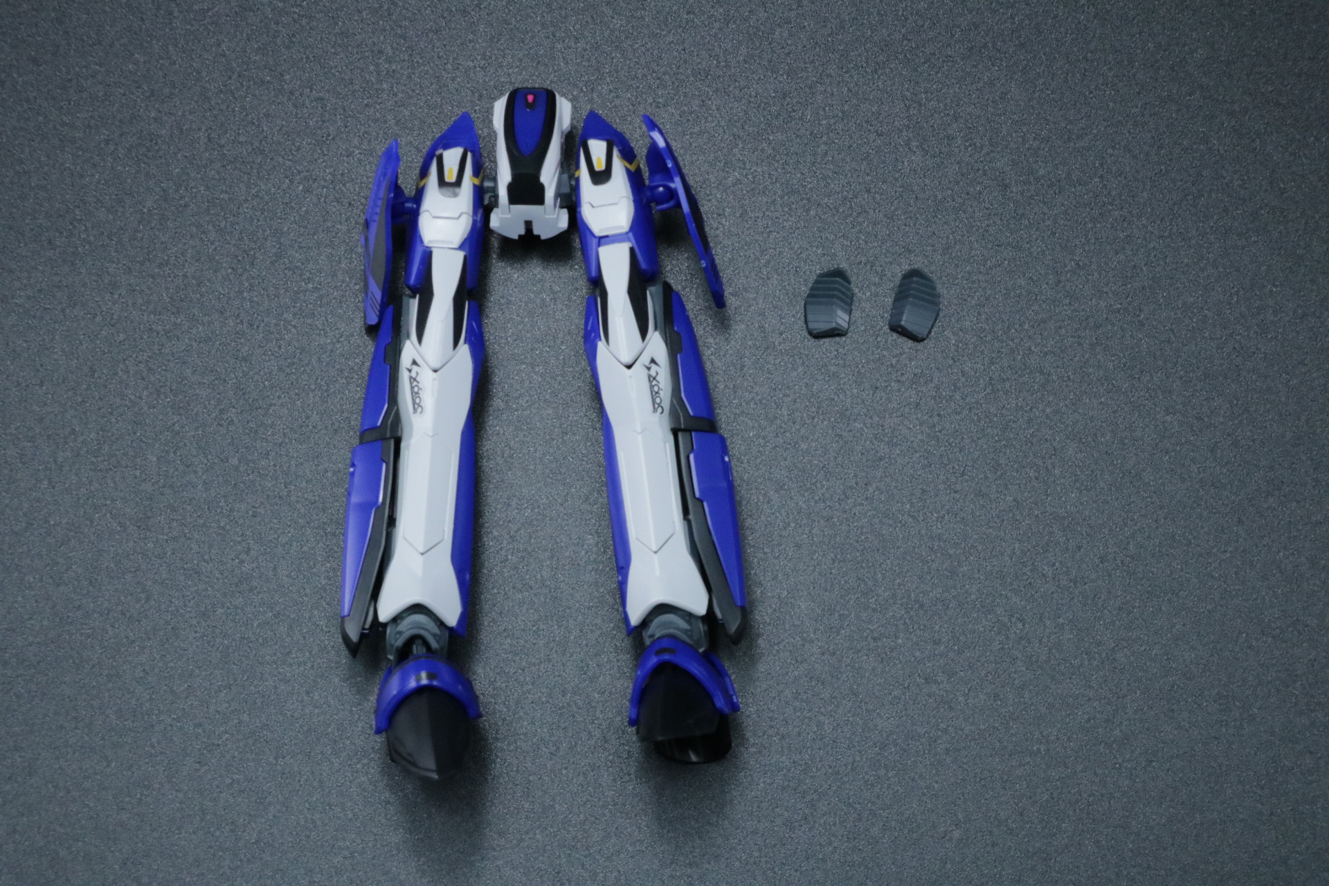 脚部のインテーク部分のシャッターパーツは取り外す。また、機首パーツと収納頭部パーツに変更