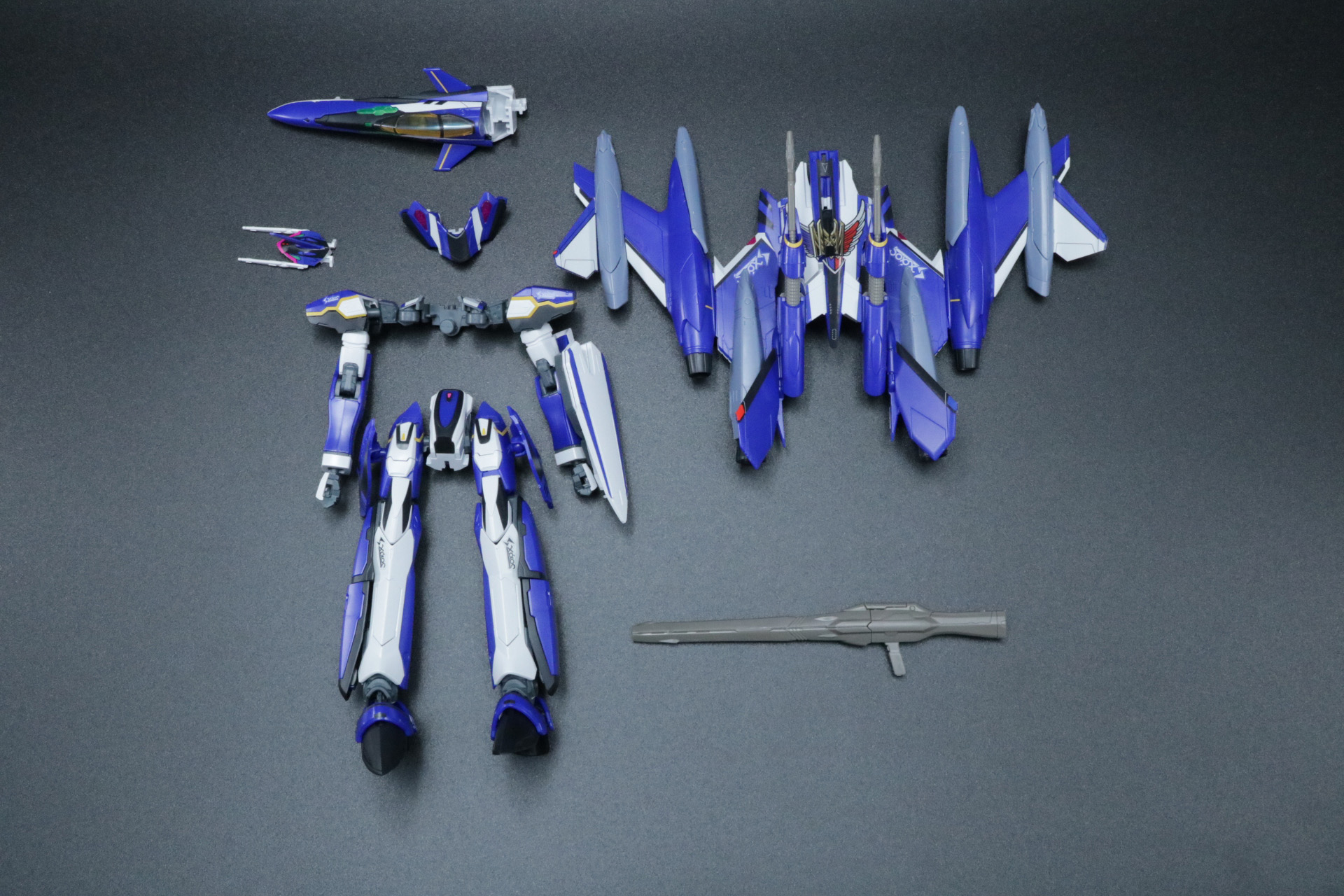 脚部のインテーク部分のシャッターパーツは取り外す。また、機首パーツと収納頭部パーツに変更