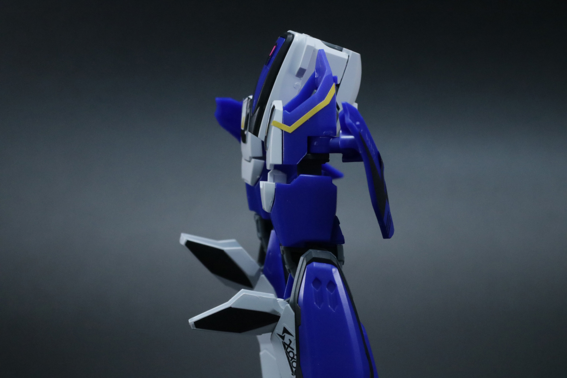 脚部は大腿部を伸展、膝アーマーを展開して逆関節状態に。腰部も反転させ、接続口を背後に移動させる