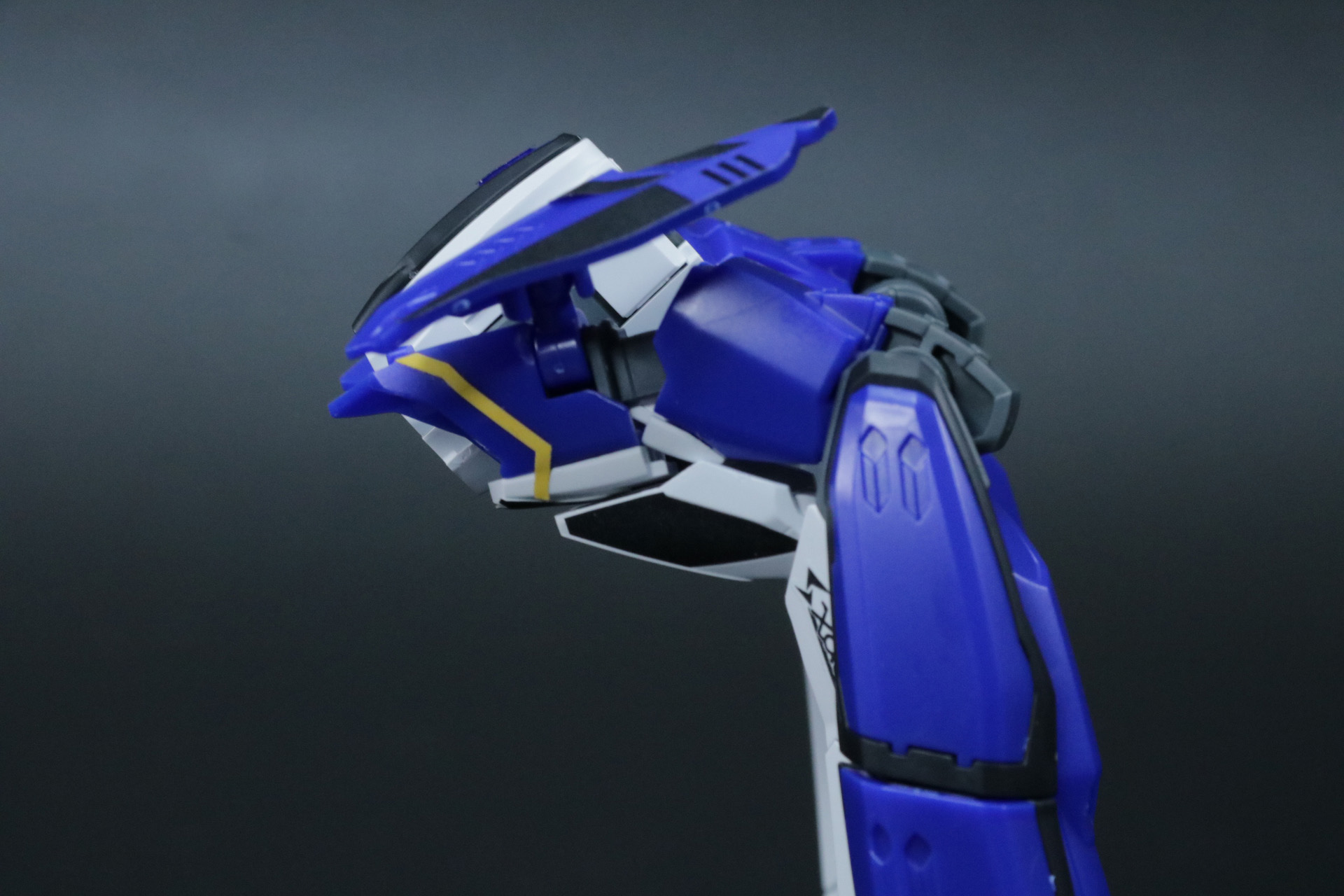 脚部は大腿部を伸展、膝アーマーを展開して逆関節状態に。腰部も反転させ、接続口を背後に移動させる