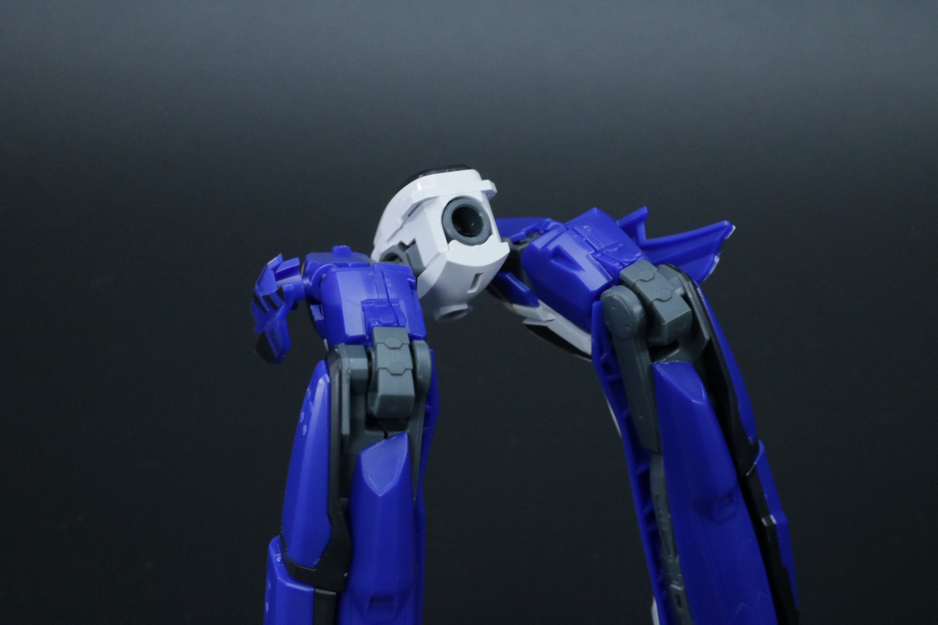 脚部の背面接続口に腕部パーツを接続