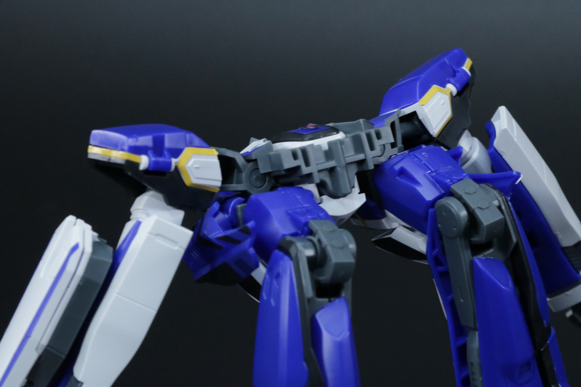 脚部の背面接続口に腕部パーツを接続