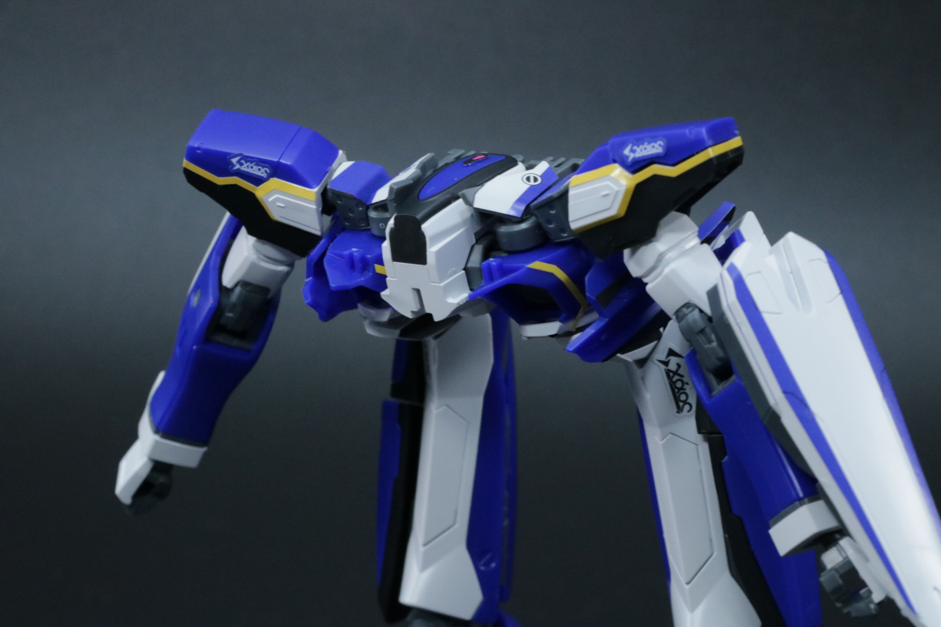 正面に機首パーツをはめ込む