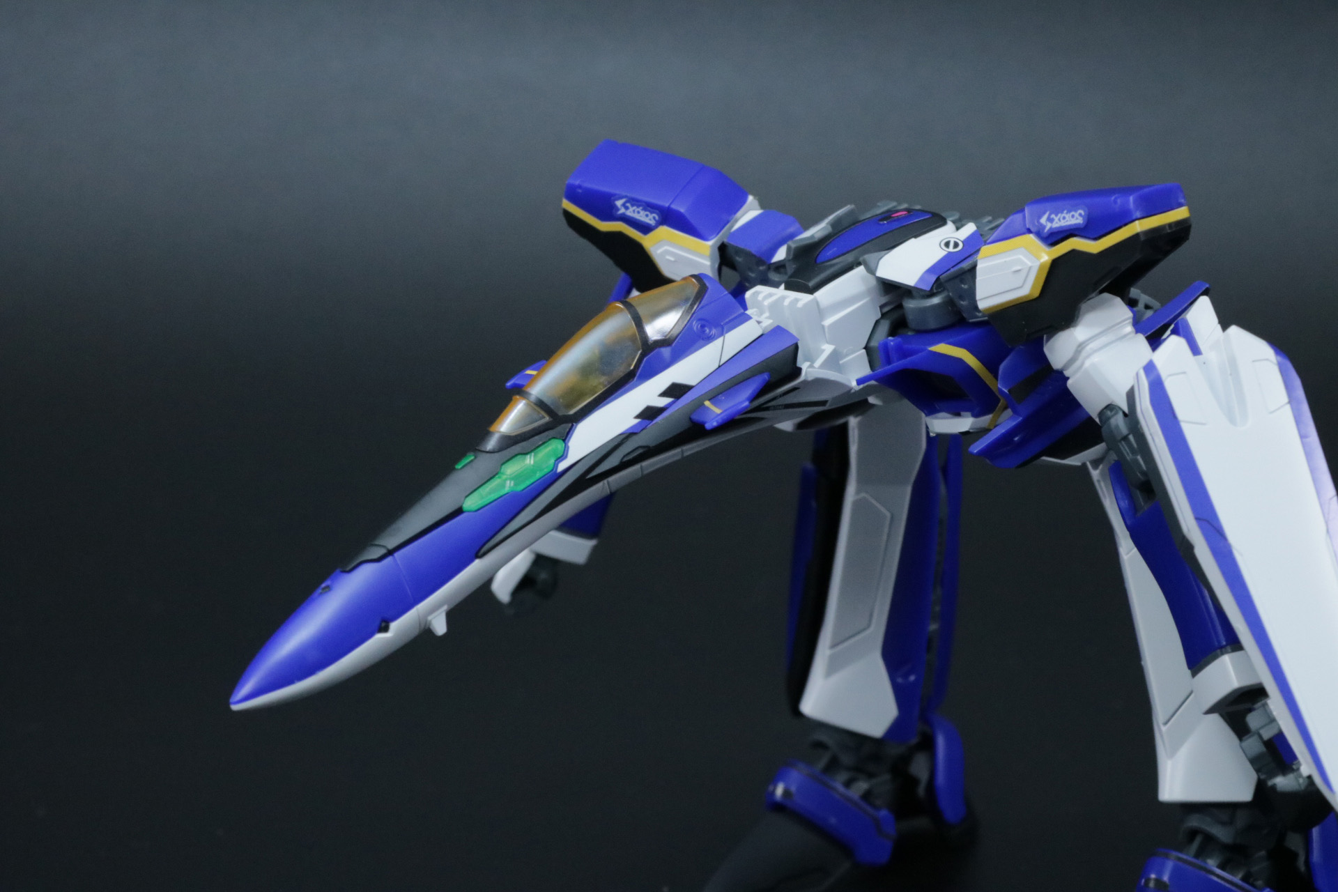 正面に機首パーツをはめ込む