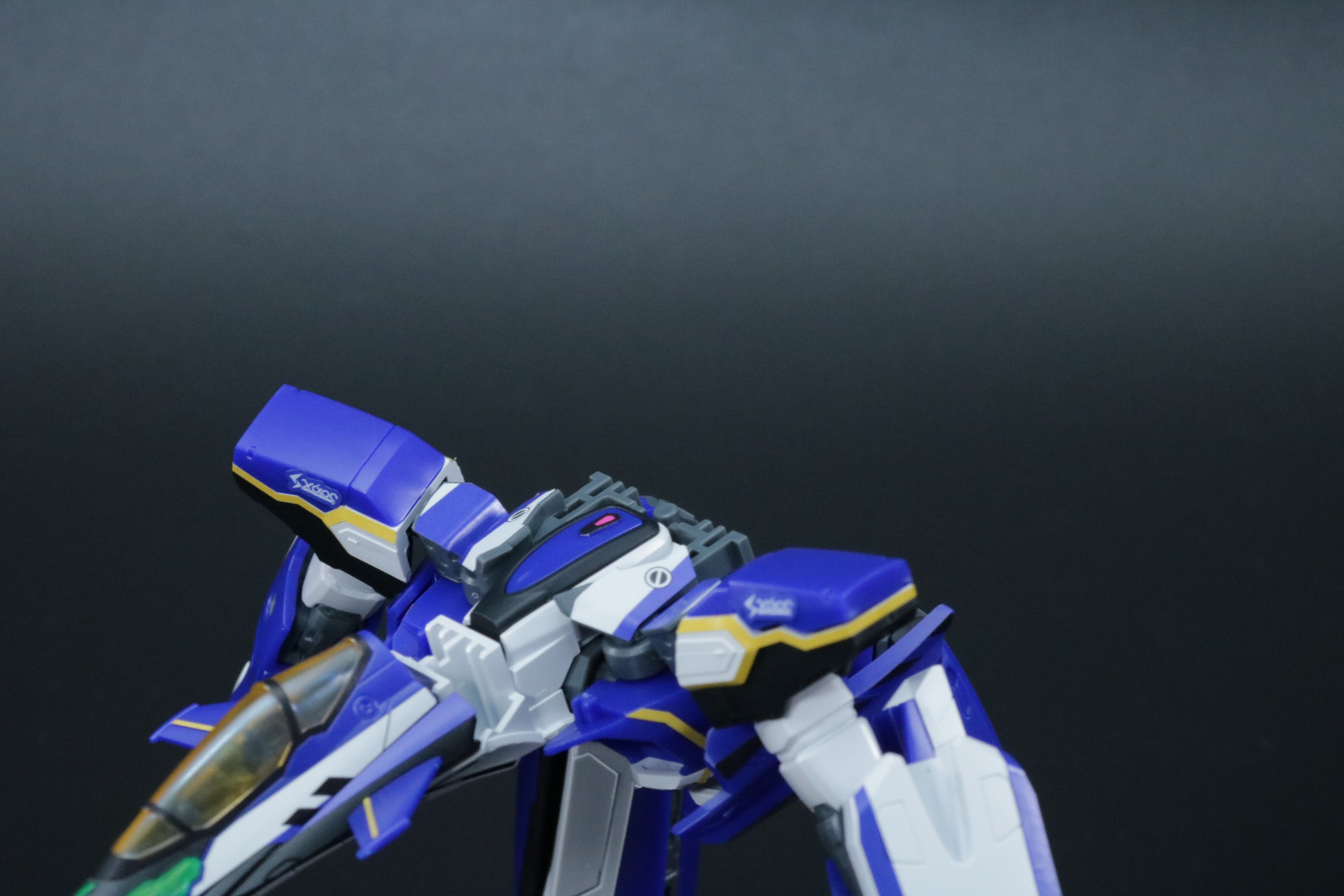 ガウォークの胴体部分に主翼パーツを被せるように接続