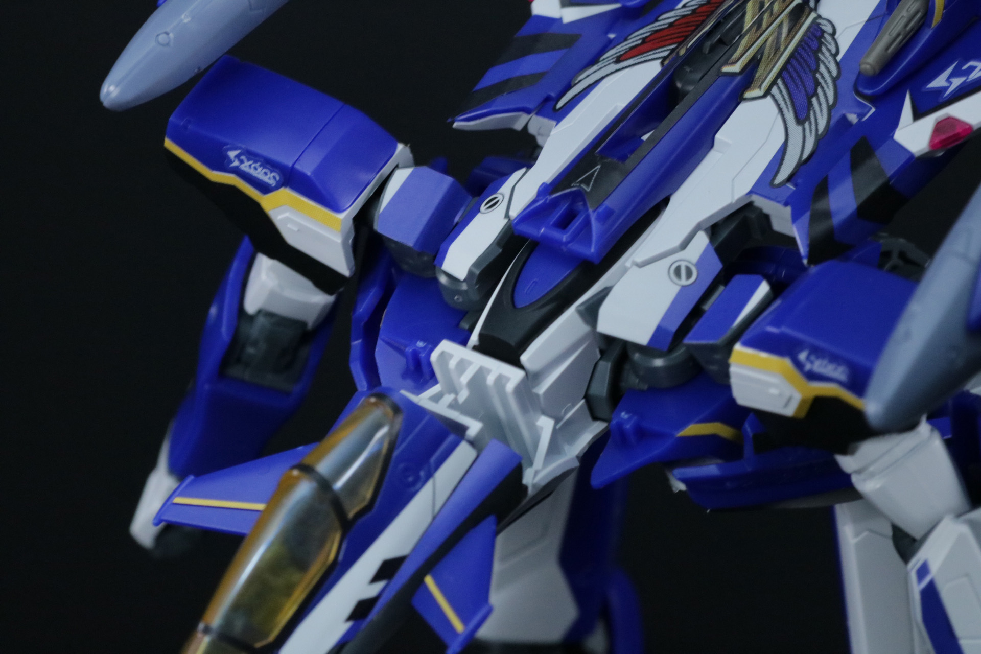 最後にコクピット後ろのスペースにカバーを被せてガウォーク形態に変形完了