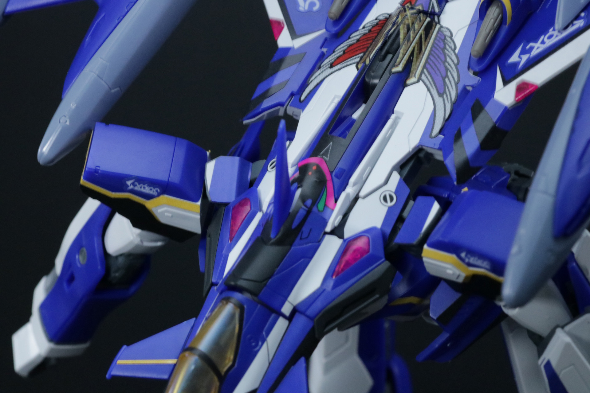 最後にコクピット後ろのスペースにカバーを被せてガウォーク形態に変形完了