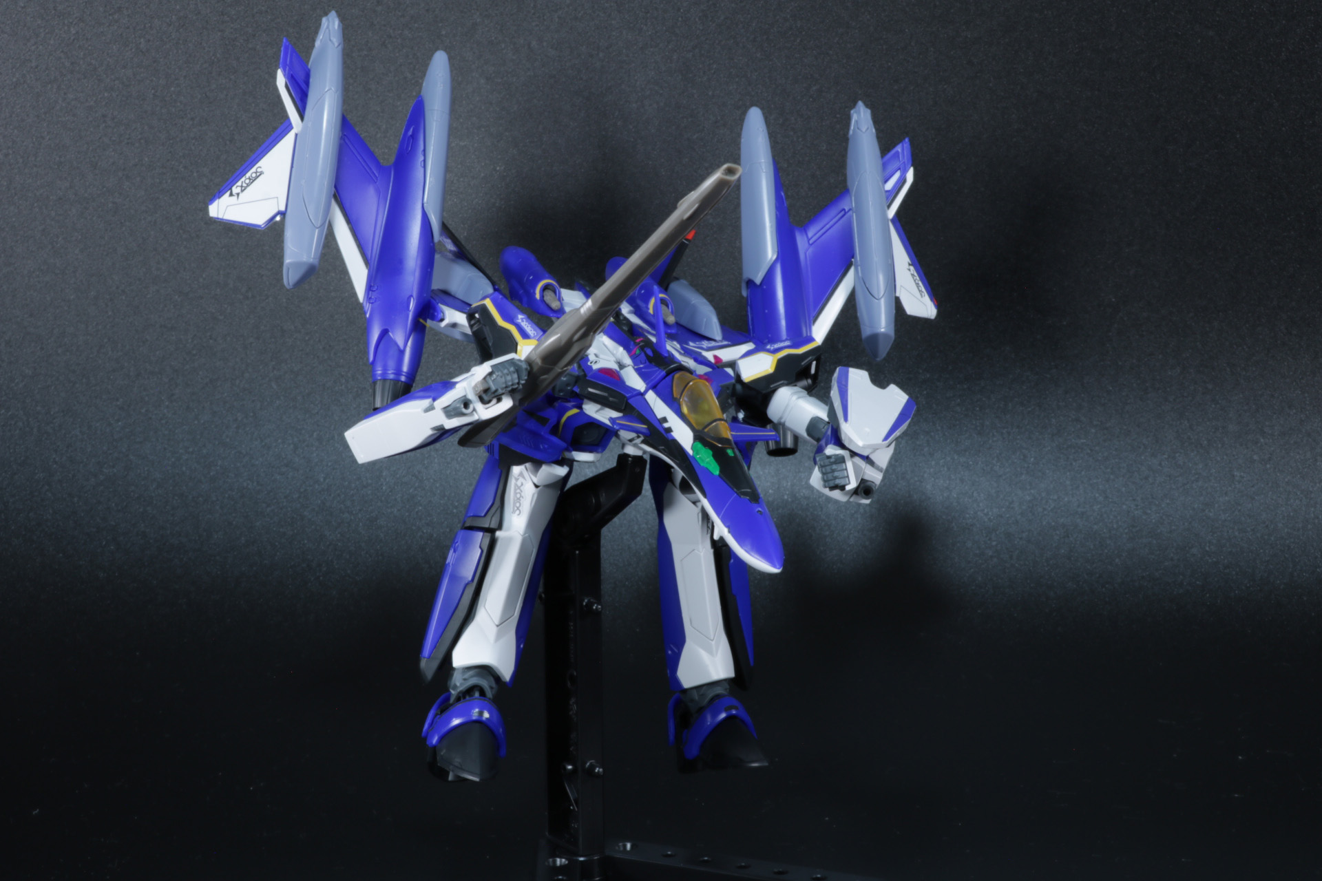 通常の「YF-29 デュランダルバルキリー」ガウォーク形態にすることも可能