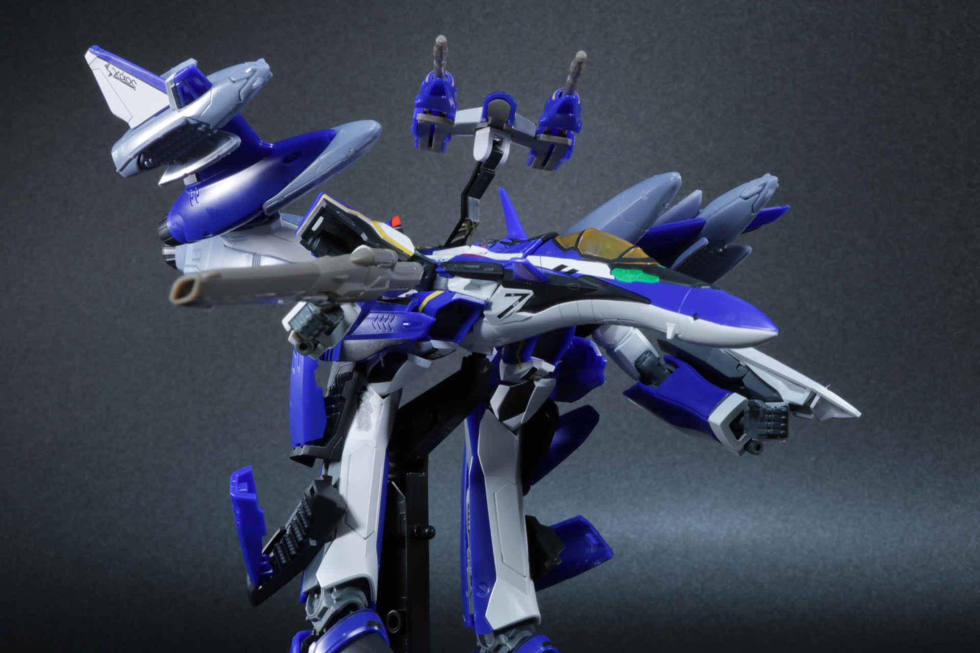 通常の「YF-29 デュランダルバルキリー」ガウォーク形態にすることも可能