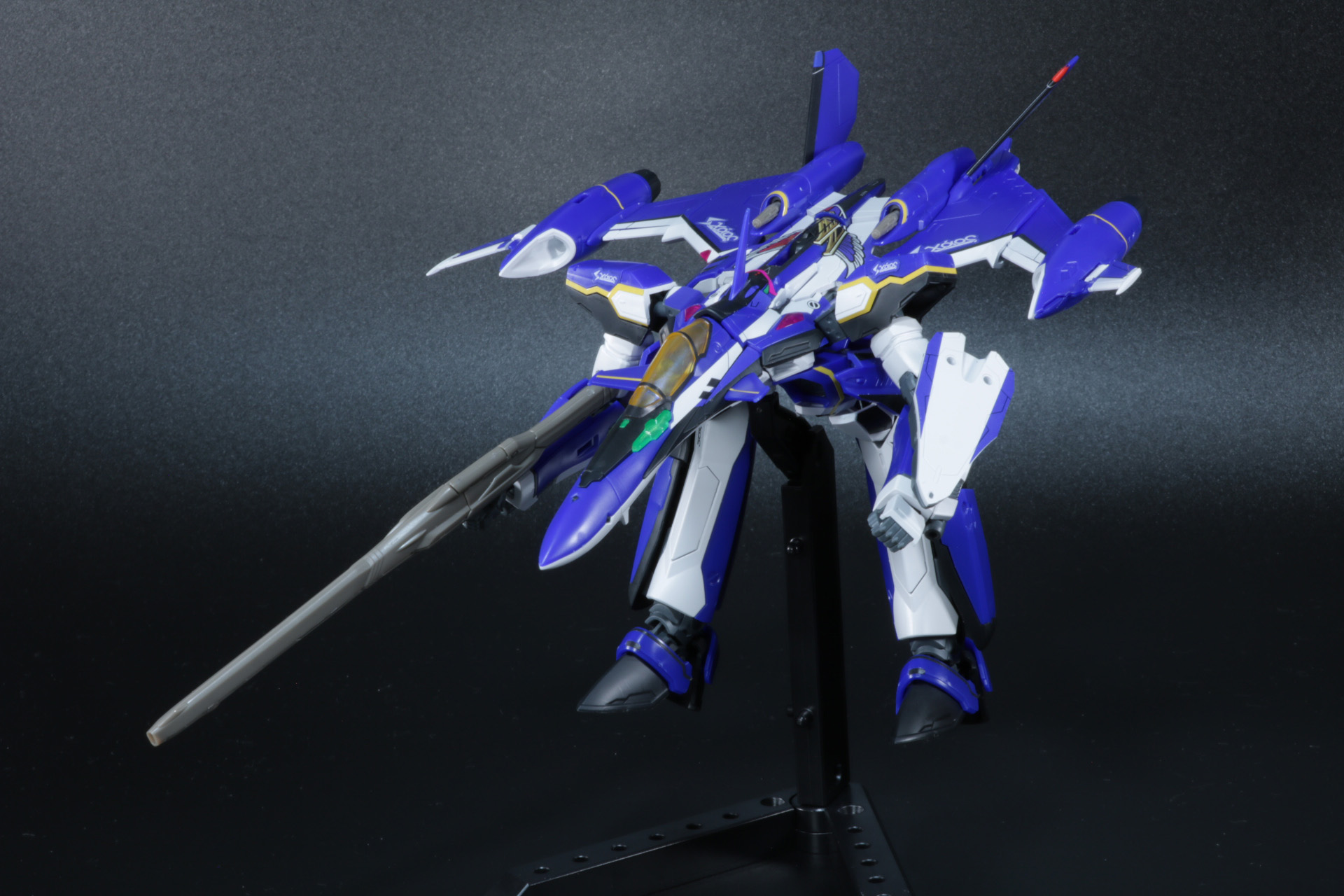 通常の「YF-29 デュランダルバルキリー」ガウォーク形態にすることも可能