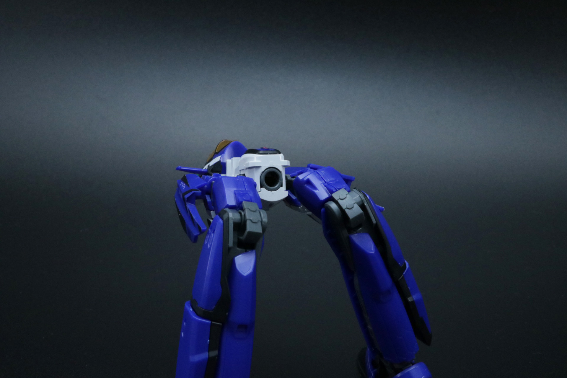 機首の背後にファイター機体下部パーツを接続