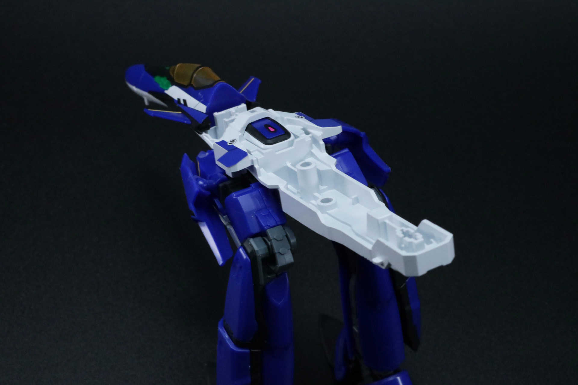 機首の背後にファイター機体下部パーツを接続