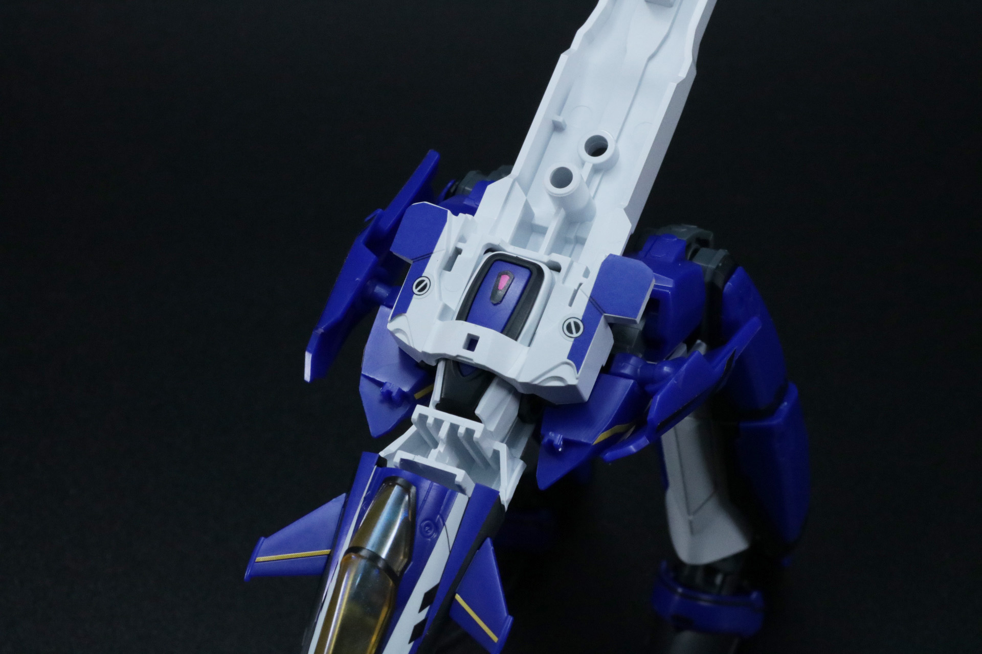 脚部の側面のカバー装甲を本体に位置を変更