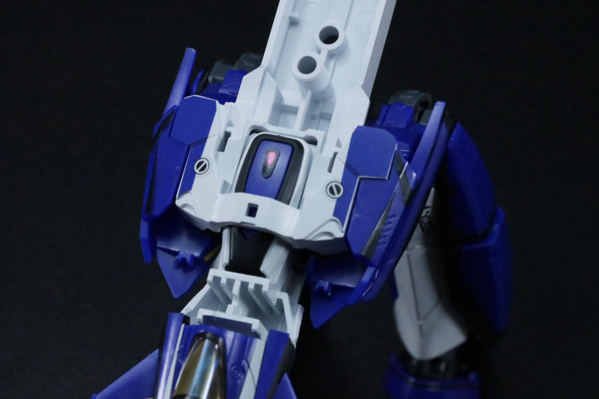 脚部の側面のカバー装甲を本体に位置を変更