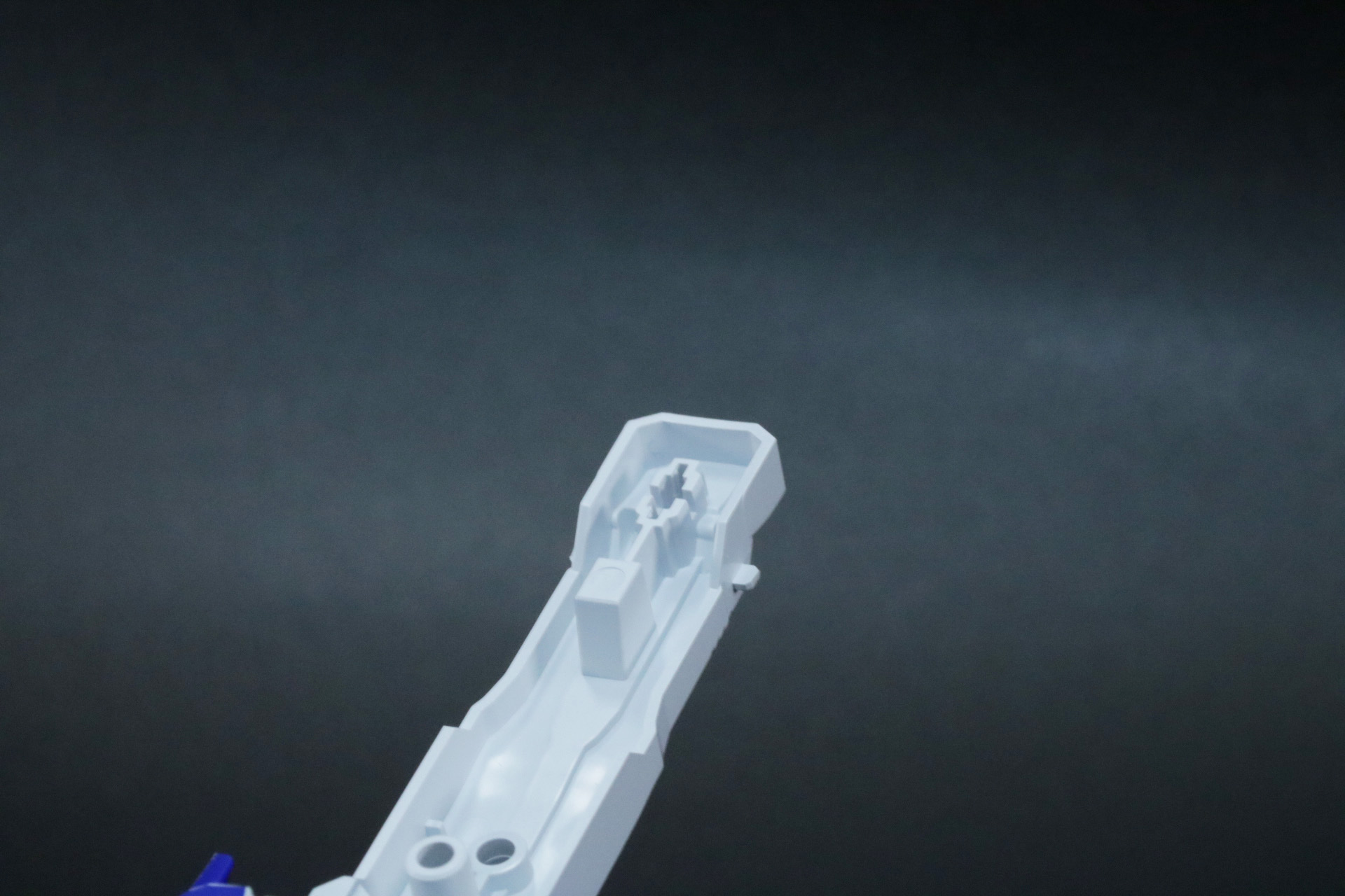 機体後方にシールドパーツを取りつける