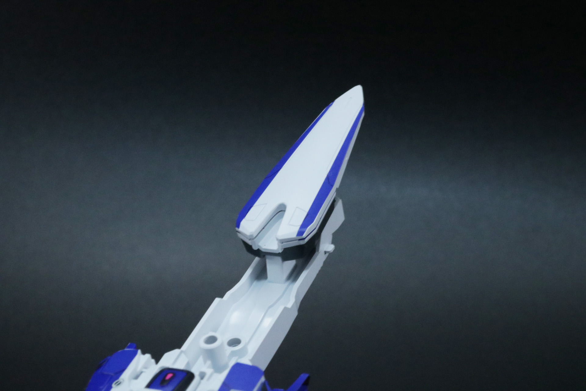 機体後方にシールドパーツを取りつける