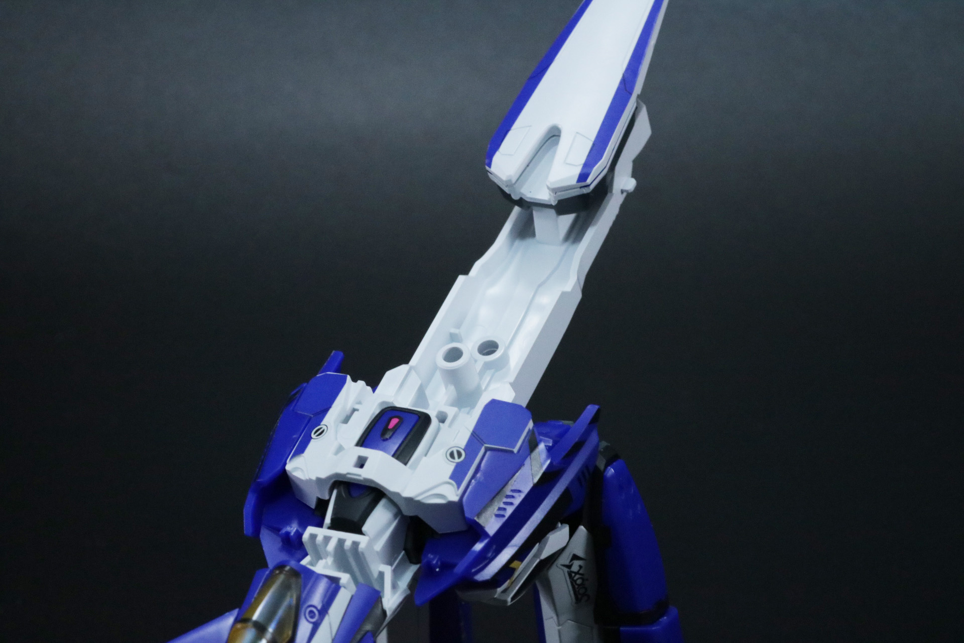 機体本体に主翼パーツを被せる