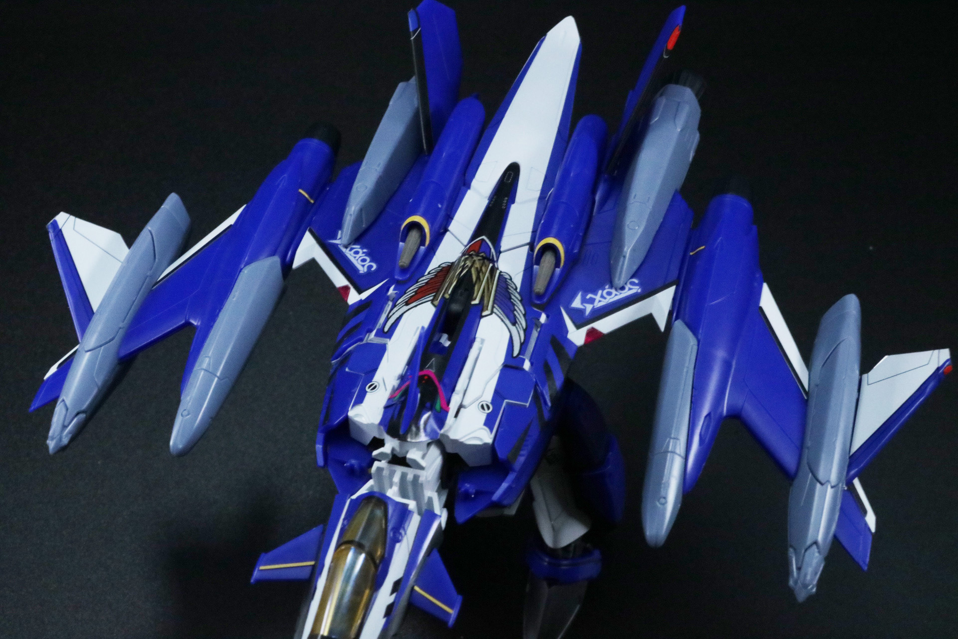 機体本体に主翼パーツを被せる