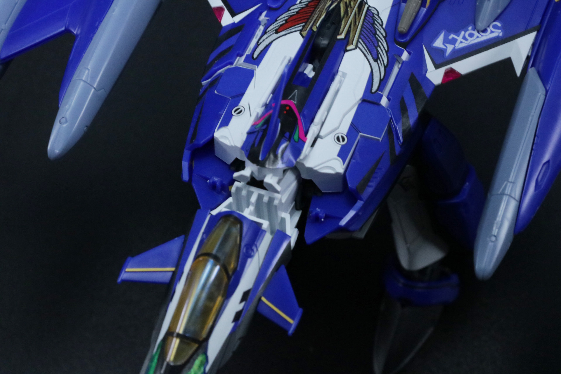 機首後方部分をカバーパーツで覆う