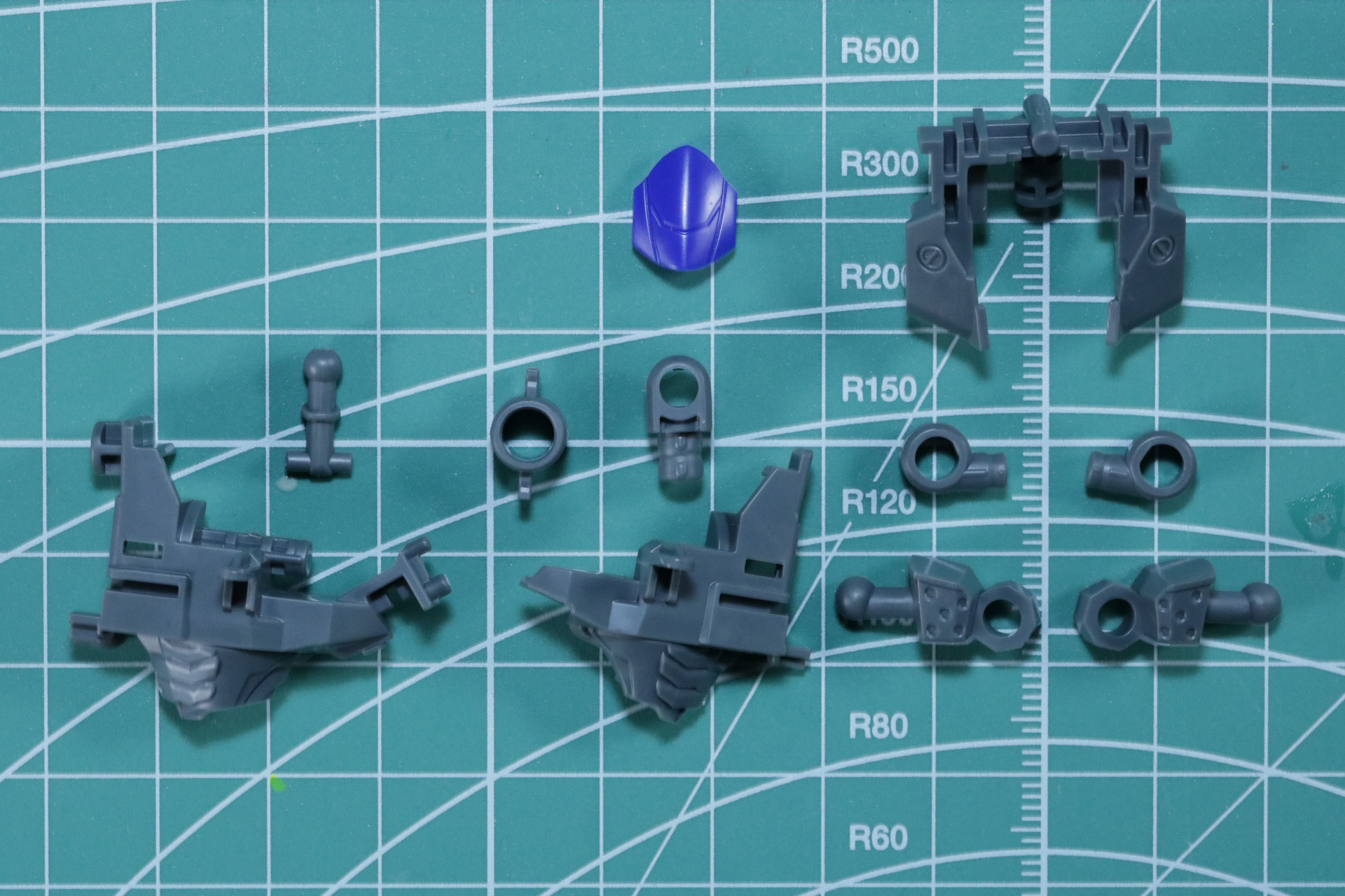 細かなパーツ分けで肩や胴体と柔軟な可動部分が盛り込まれている