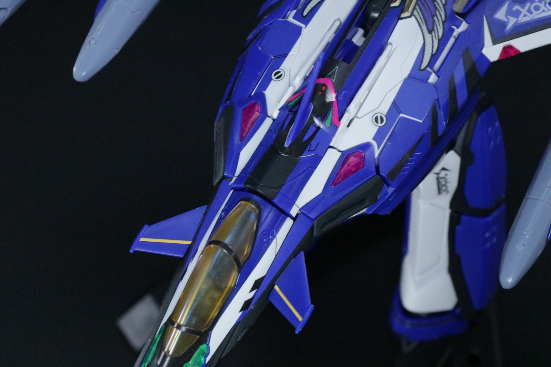 機首後方部分をカバーパーツで覆う