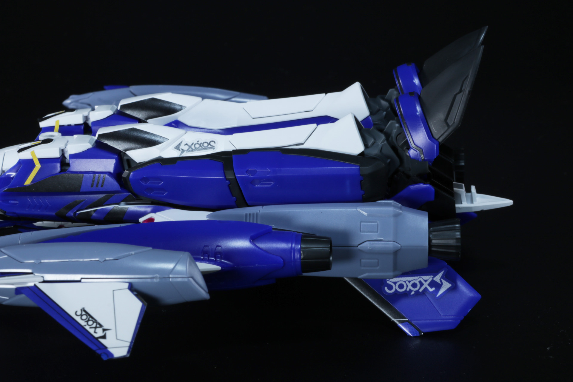 脚部裏の装甲パーツを上げて足首を収納。足のノズルも角度を調整