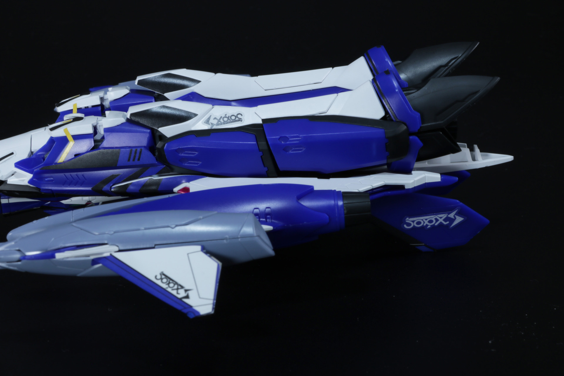 脚部裏の装甲パーツを上げて足首を収納。足のノズルも角度を調整