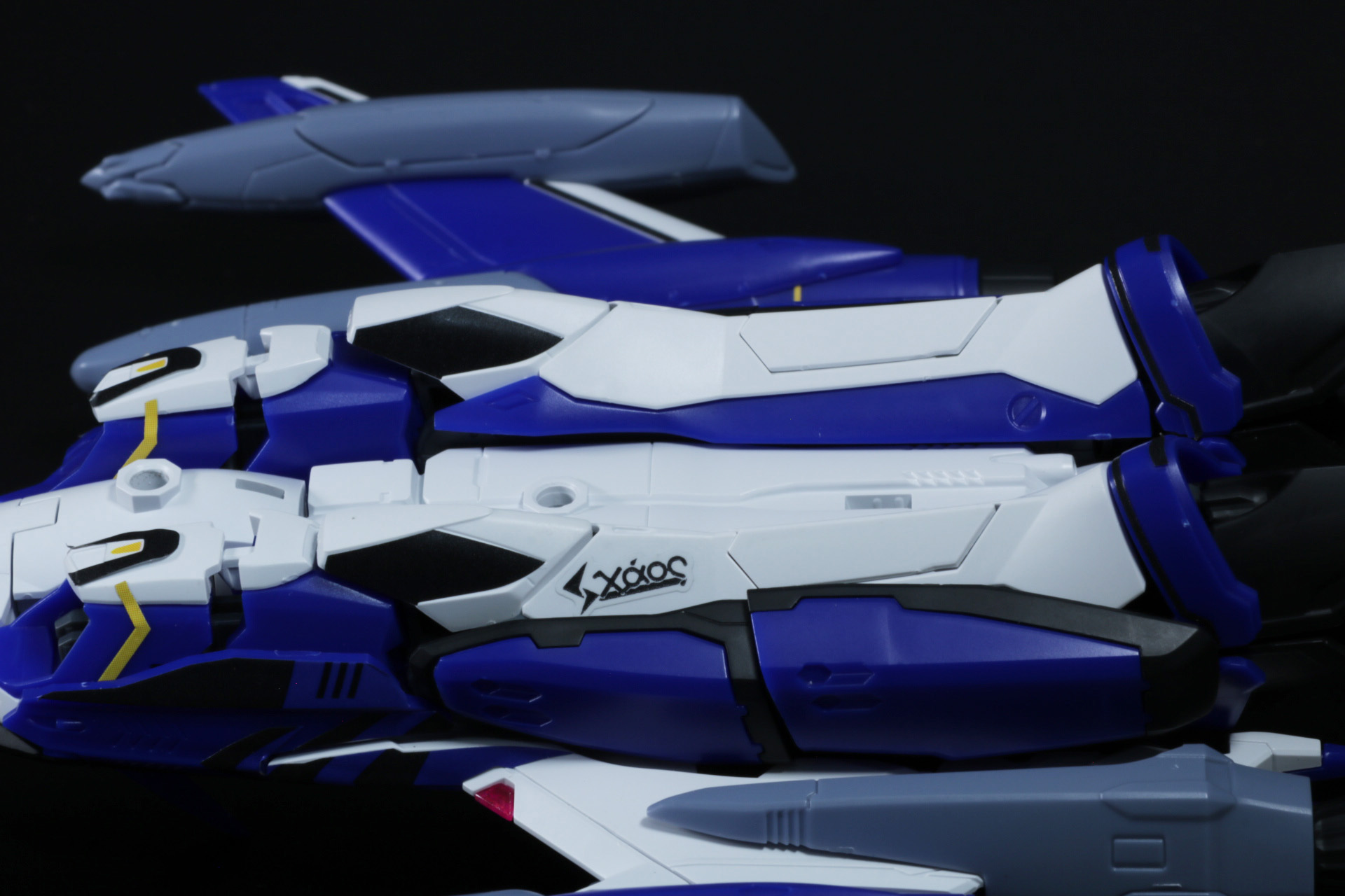 機体下部にビームガンポッドを装着して完成。台座に接続する際はビームガンポッドに接続パーツを通す必要がある