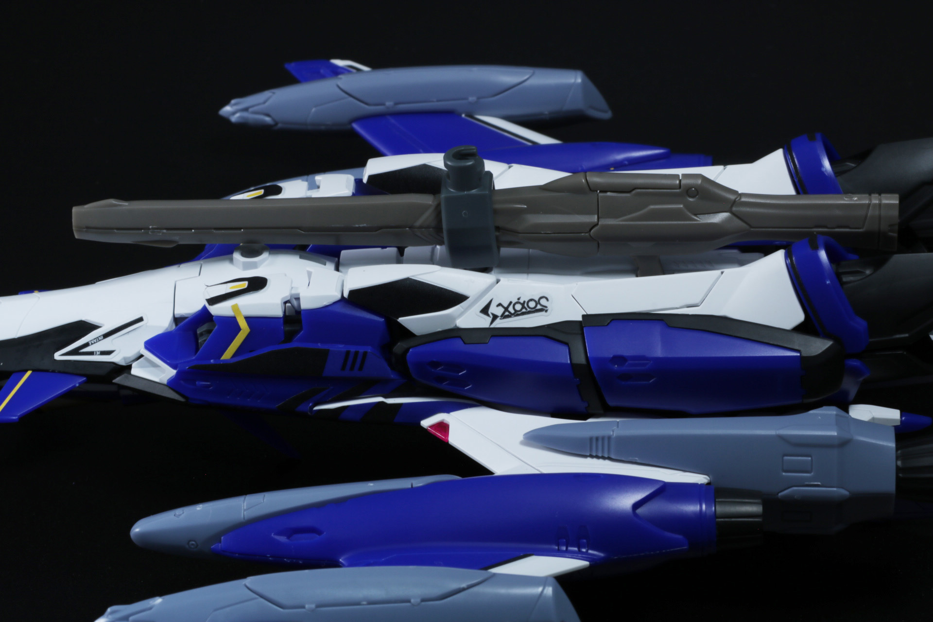 機体下部にビームガンポッドを装着して完成。台座に接続する際はビームガンポッドに接続パーツを通す必要がある