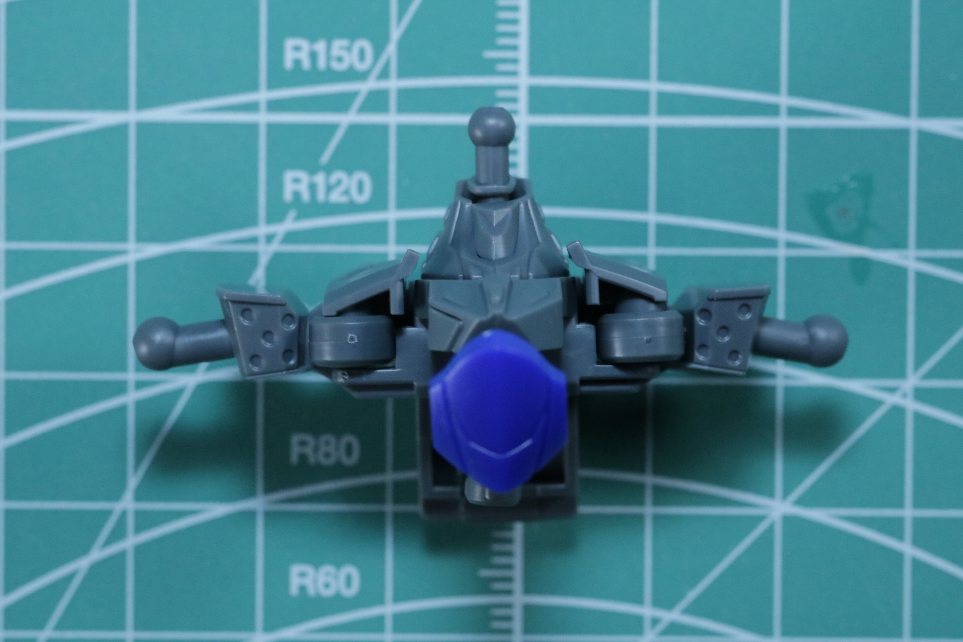 細かなパーツ分けで肩や胴体と柔軟な可動部分が盛り込まれている