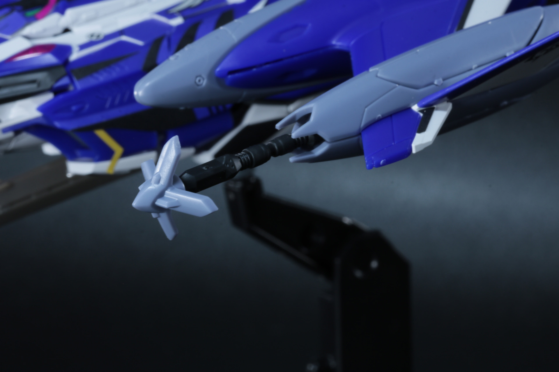 大出力フォールド・ウェーブ・プロジェクターはパーツ差し替えで展開を表現