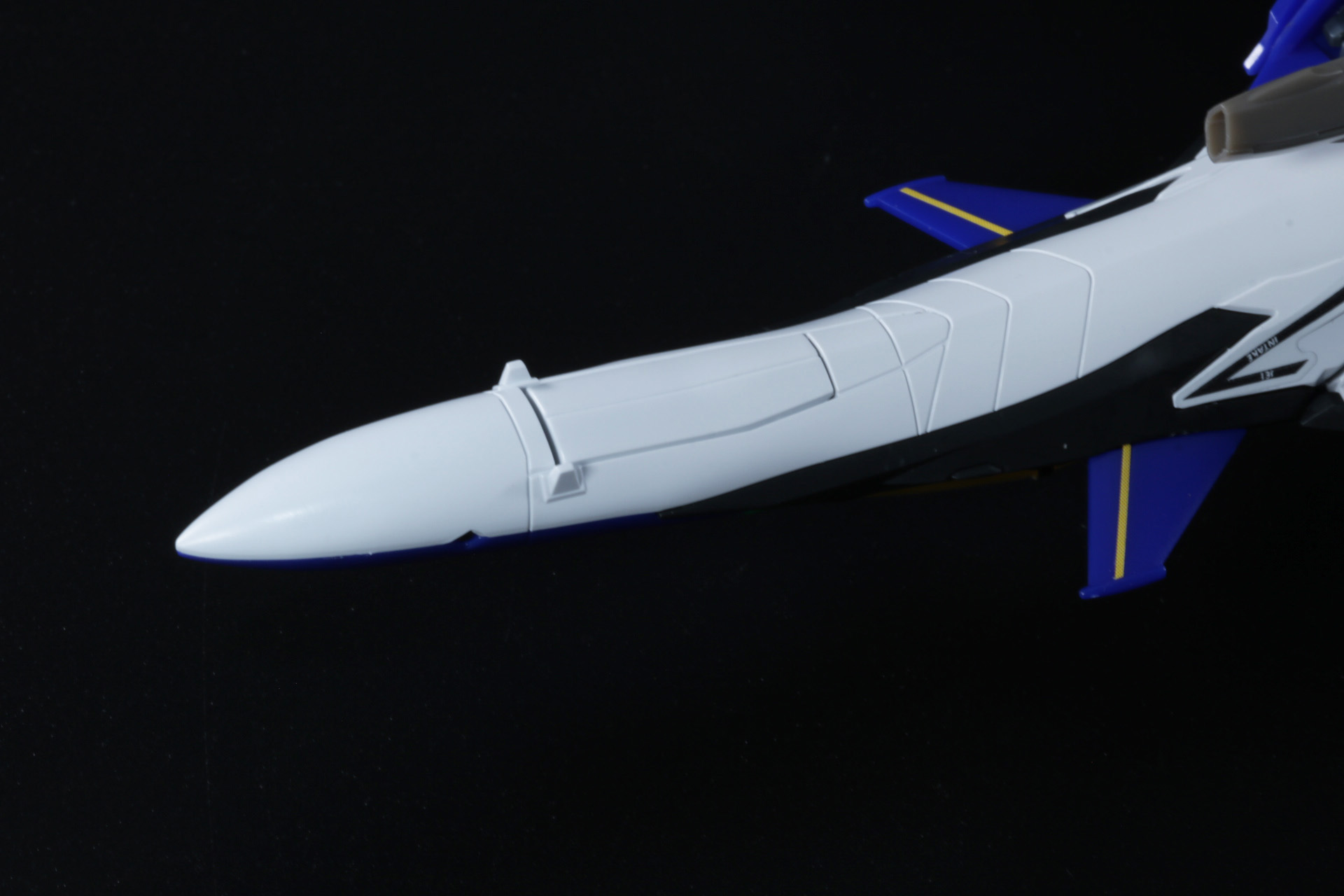 機首下部のカバーパーツを差し替え