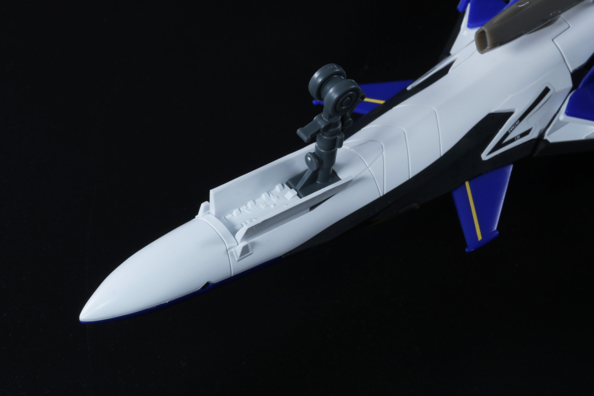 機首下部のカバーパーツを差し替え