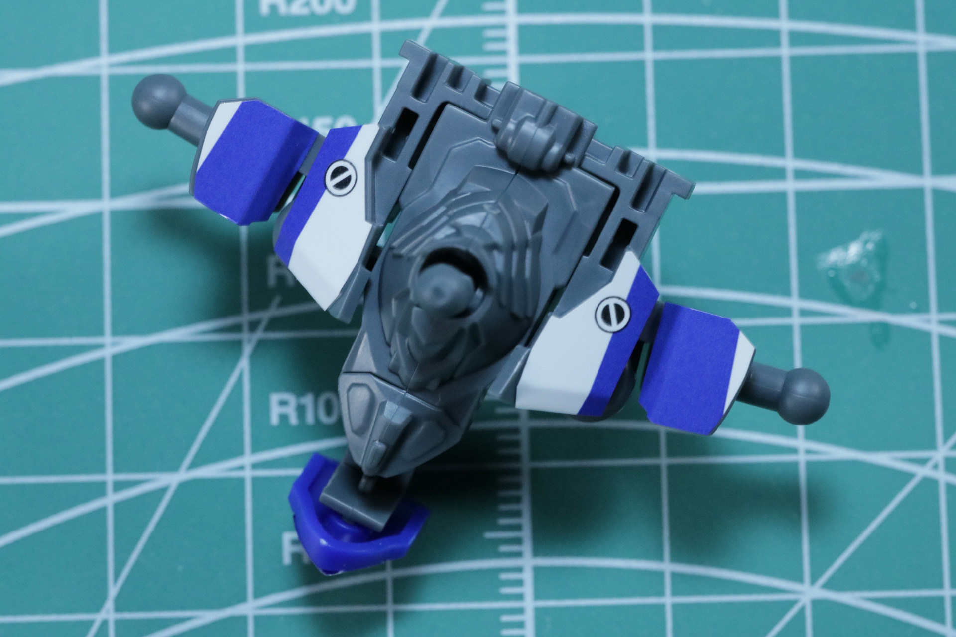 細かな色分けはマーキングシールで表現。極薄ながらしっかりと色の表現が出ている