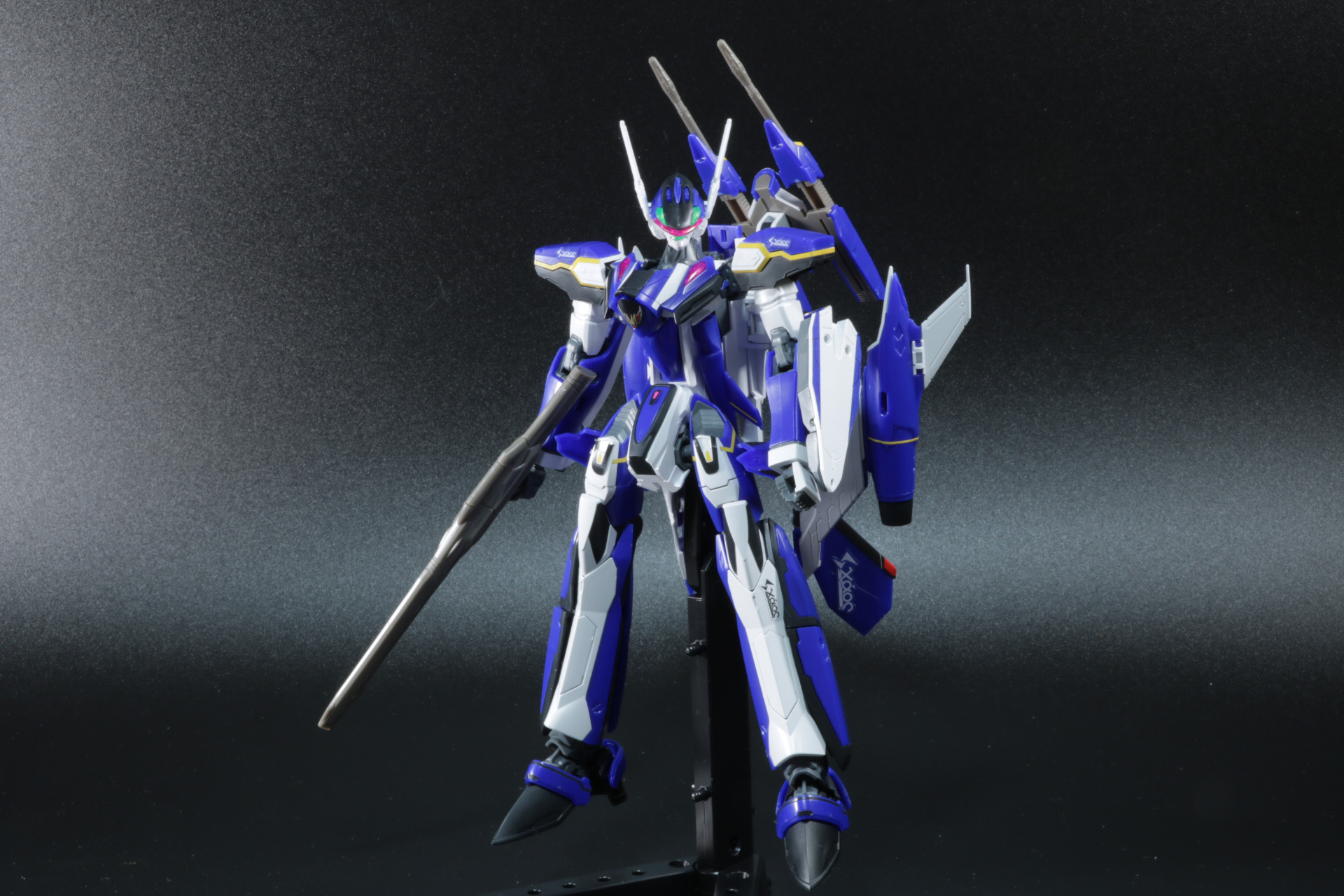 頭部形状もマックス搭乗機用の造形となっている