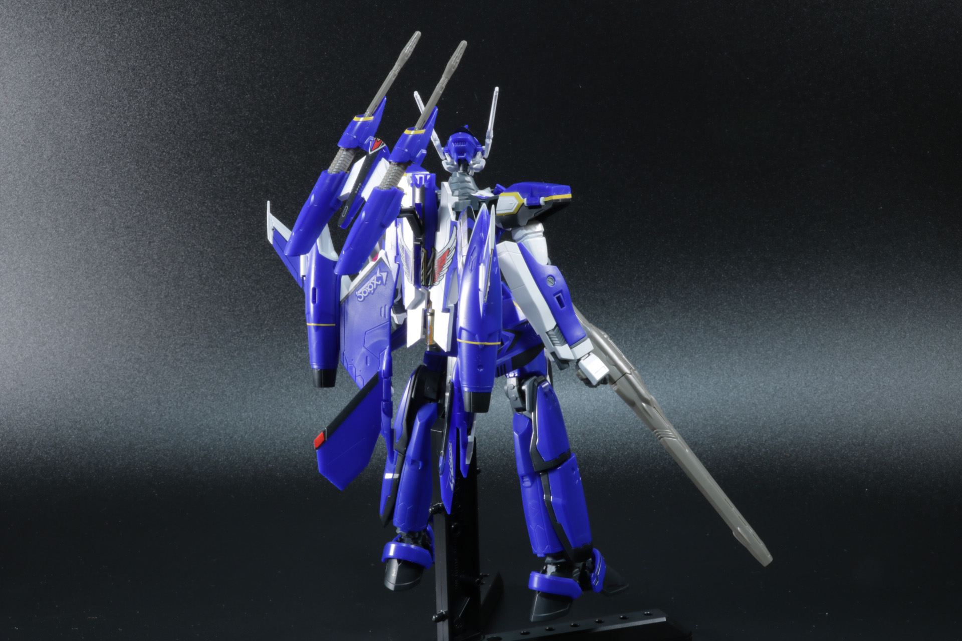 頭部形状もマックス搭乗機用の造形となっている