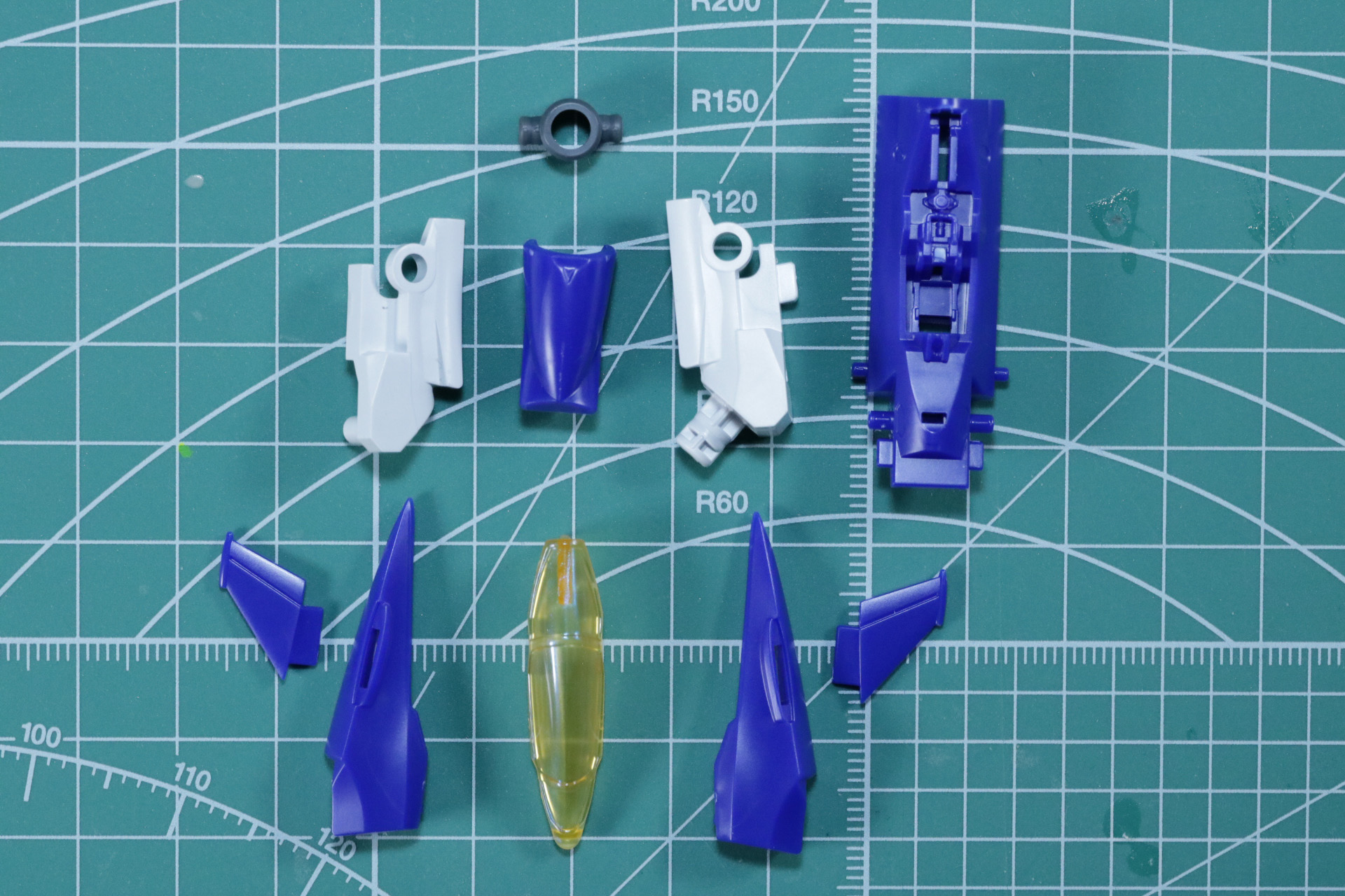 胸部への接続口など差し替えだからこそできる可動部などが見える。それでも機首の造形もしっかり表現されている