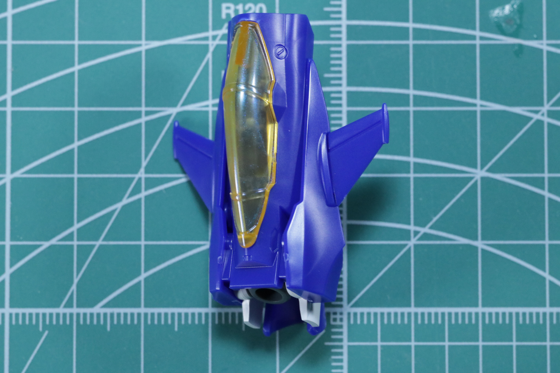 キャノピーの外縁をなぞるような黒のラインもシールで表現