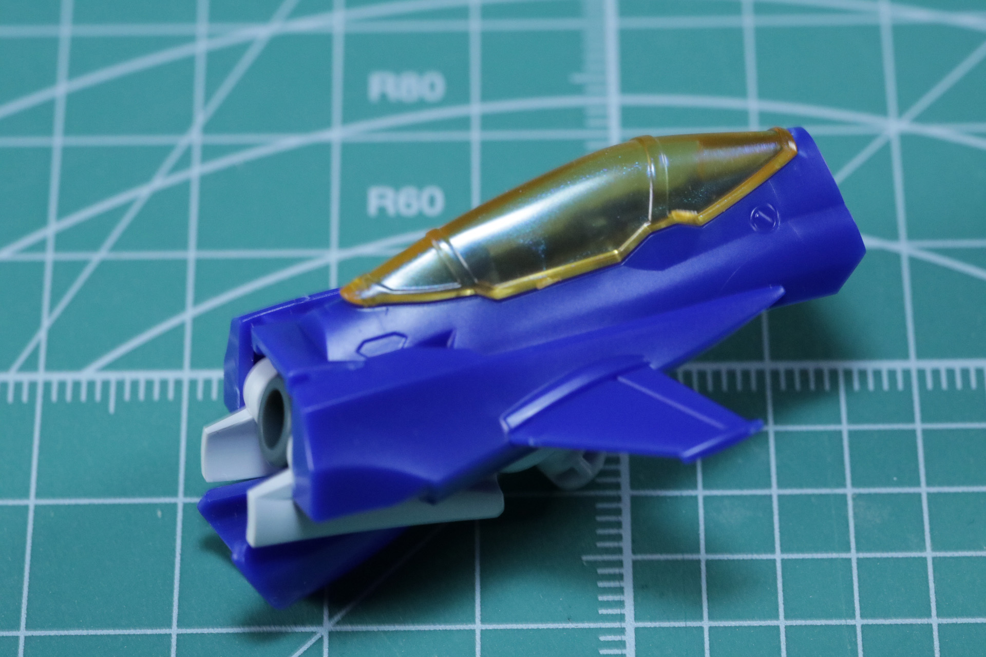 胸部への接続口など差し替えだからこそできる可動部などが見える。それでも機首の造形もしっかり表現されている