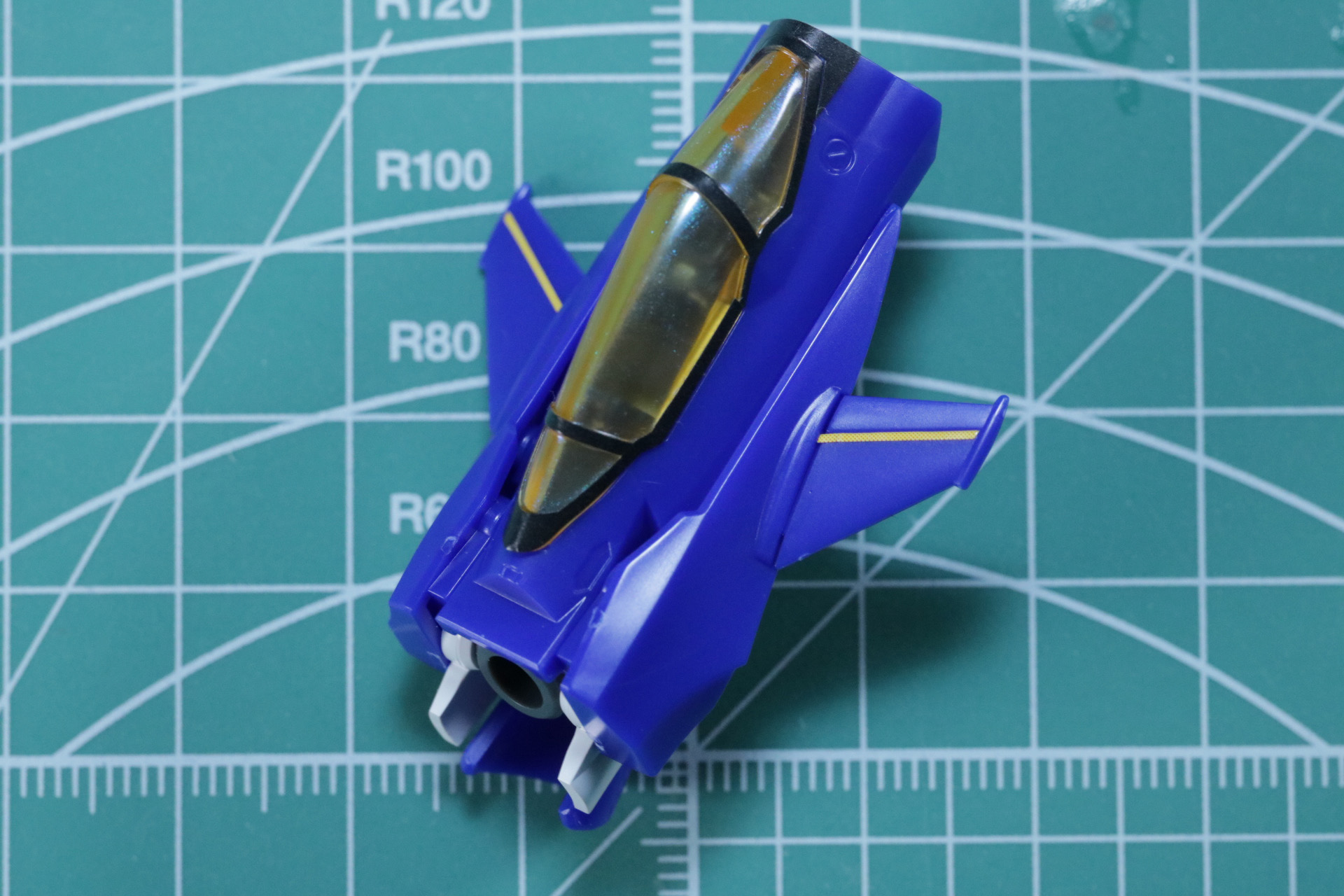 キャノピーの外縁をなぞるような黒のラインもシールで表現