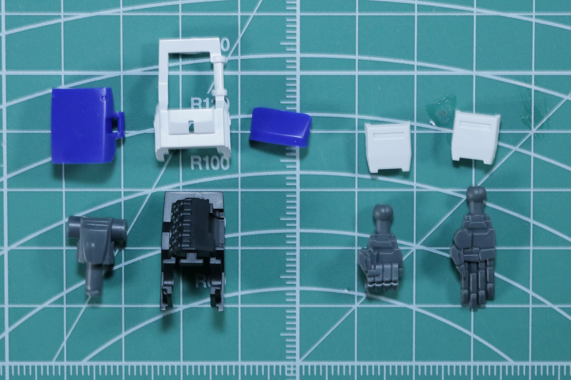 アーマー内部のマイクロミサイルランチャーも造形され、開閉ギミックも搭載されている。組み立て構造は左右共通となっている