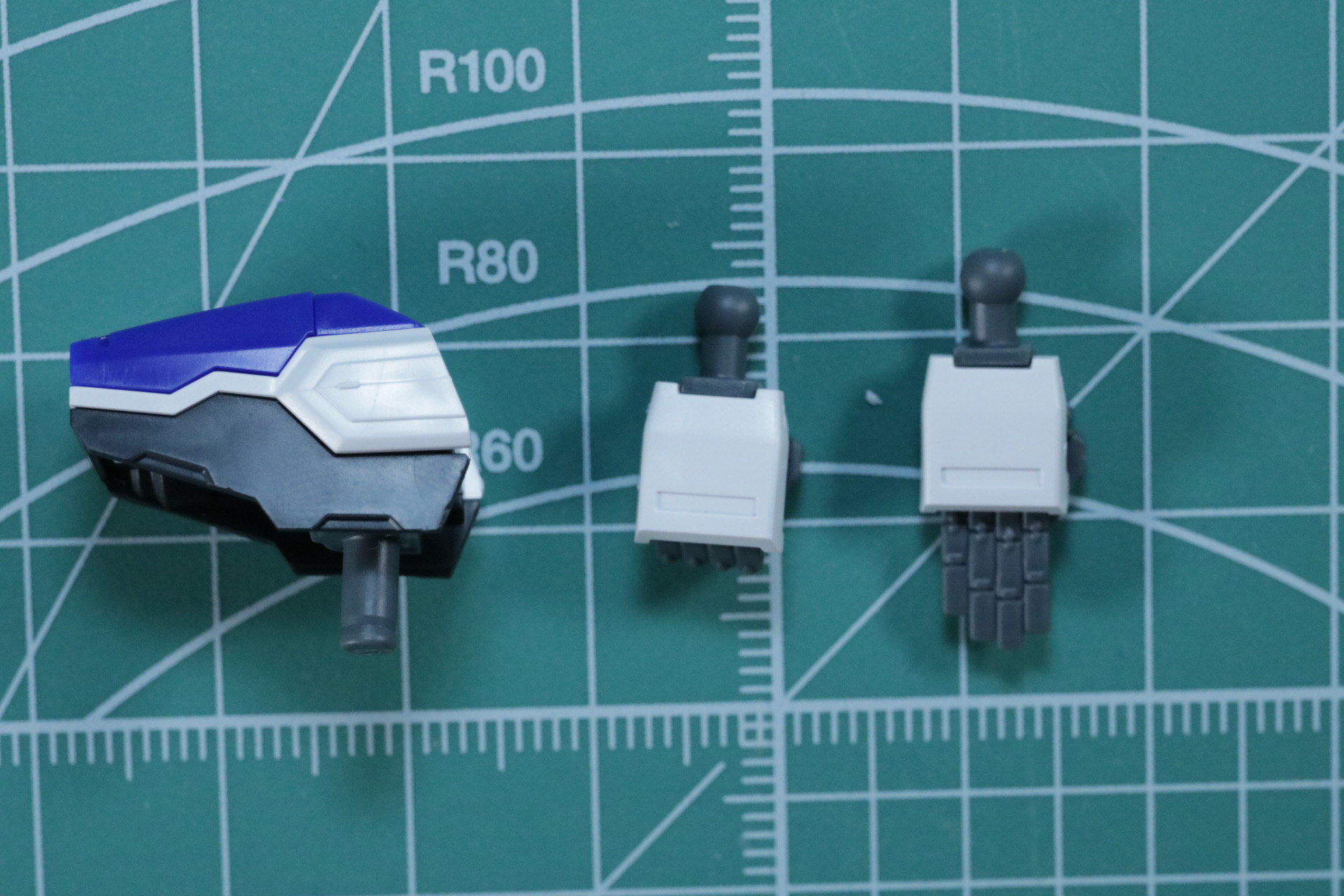 アーマー内部のマイクロミサイルランチャーも造形され、開閉ギミックも搭載されている。組み立て構造は左右共通となっている