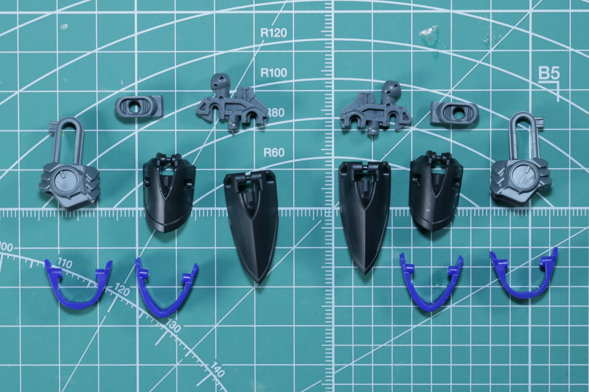 細かなパーツ分けで足先、踵の可動を確保。アーマー部分もしっかりと色分け再現されている