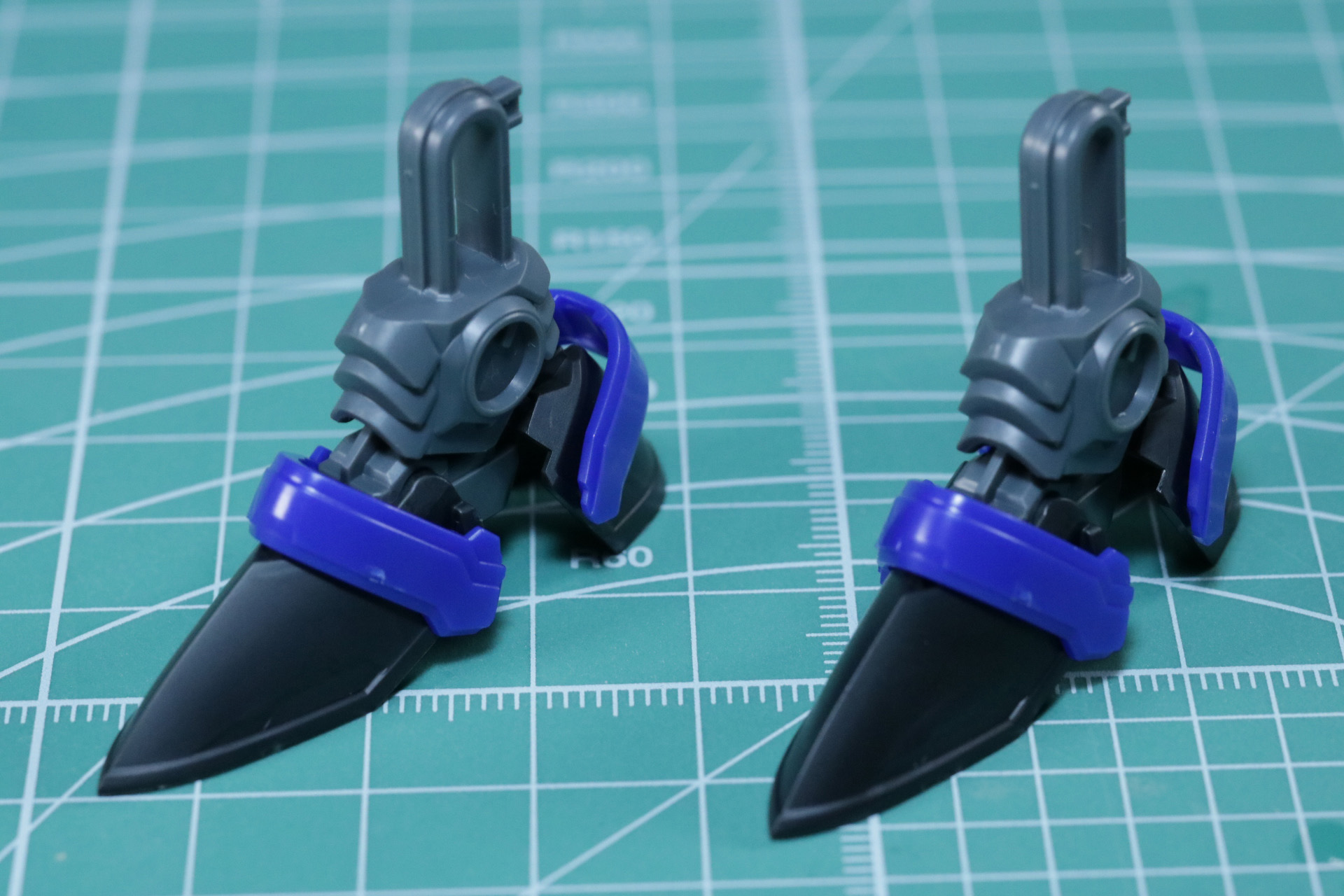 細かなパーツ分けで足先、踵の可動を確保。アーマー部分もしっかりと色分け再現されている