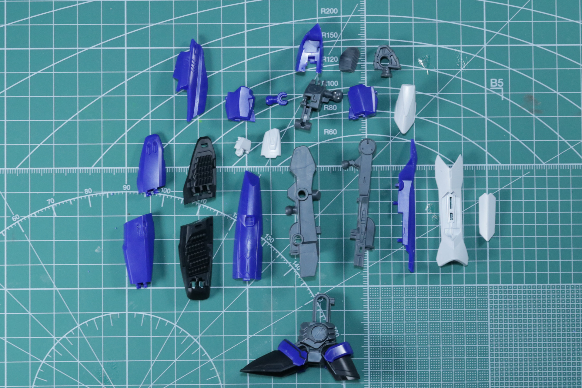 細かなパーツ分けで可動、ギミックを備えながら、細身の脚部造形を再現