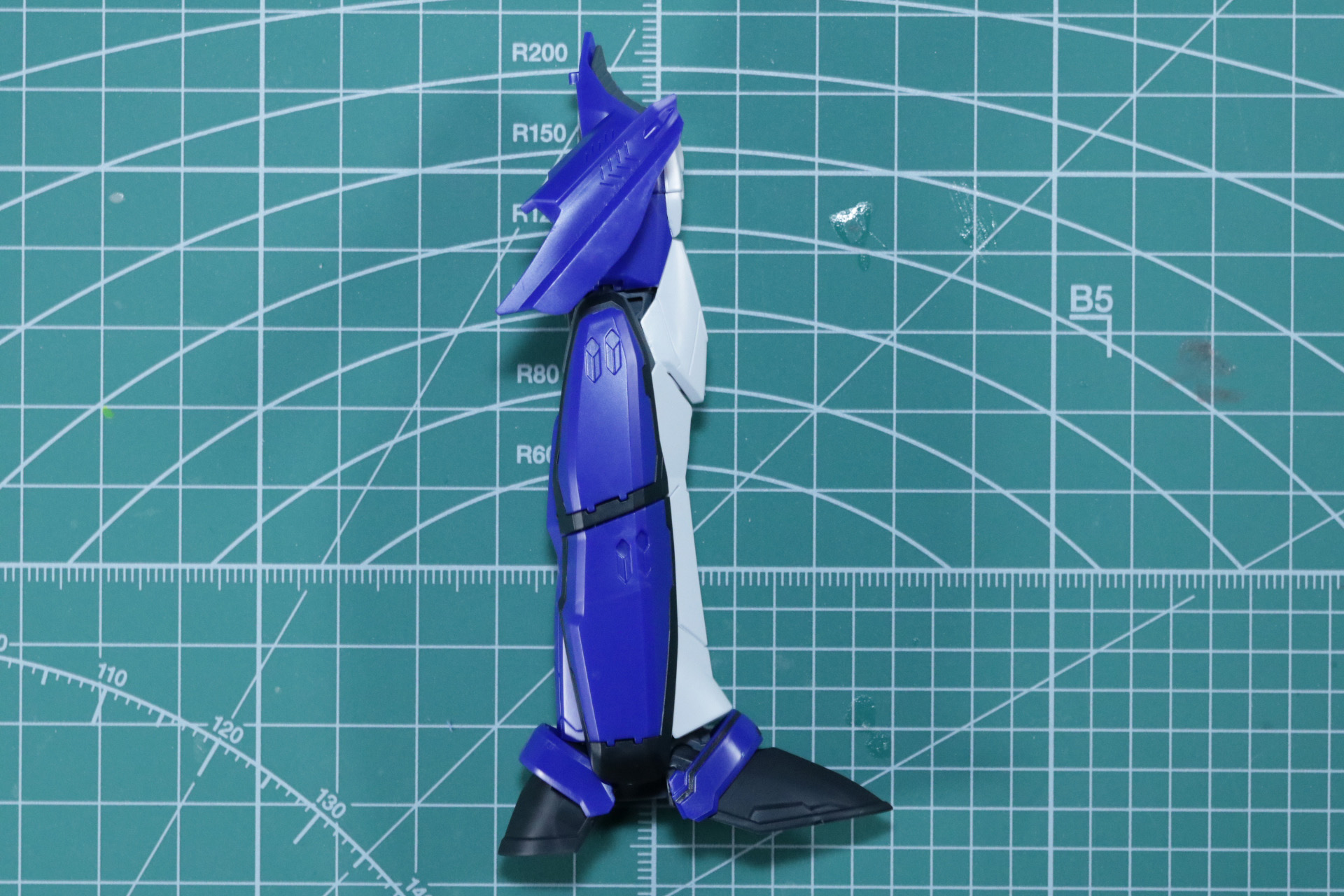 細かなパーツ分けで可動、ギミックを備えながら、細身の脚部造形を再現