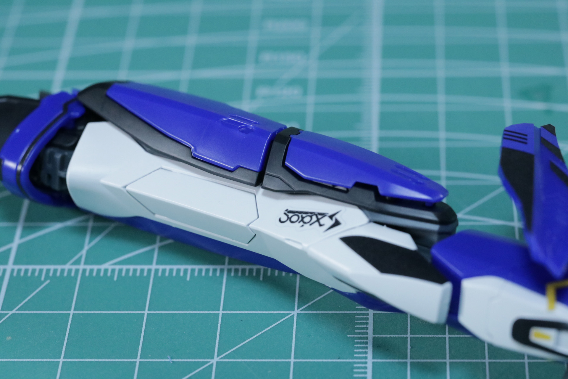 側面に装備されたマイクロミサイルランチャーは開閉ギミックを搭載