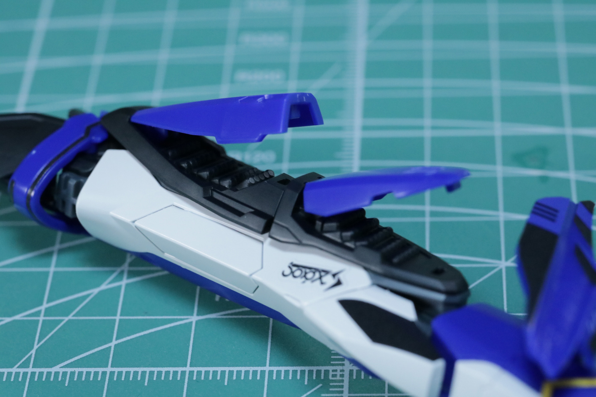 側面に装備されたマイクロミサイルランチャーは開閉ギミックを搭載