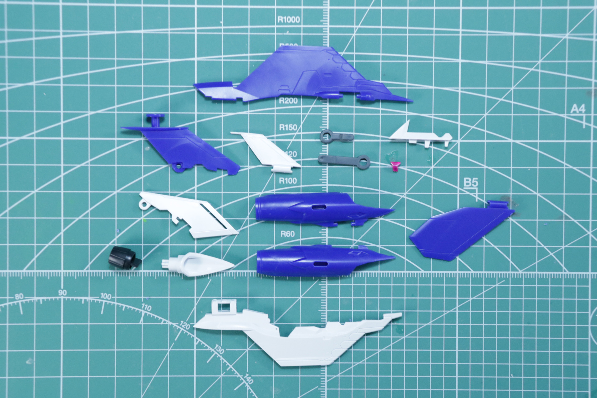 マックスが所属する「ケイオス」のマーキングや外縁部分などはマーキングシールで再現されている